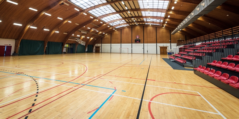 Binnenkant sporthal De Rode Loop
